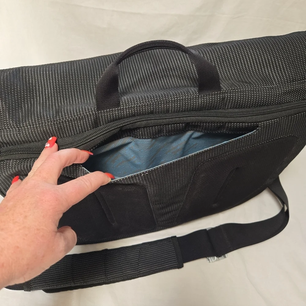 Thule Sweden Black Laptop Messenger Bag Multi-Pocket Organizer